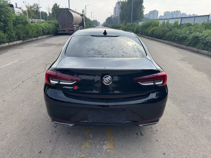 济宁22年别克君威9