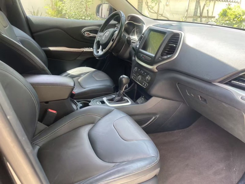 济宁17年Jeep自由光7