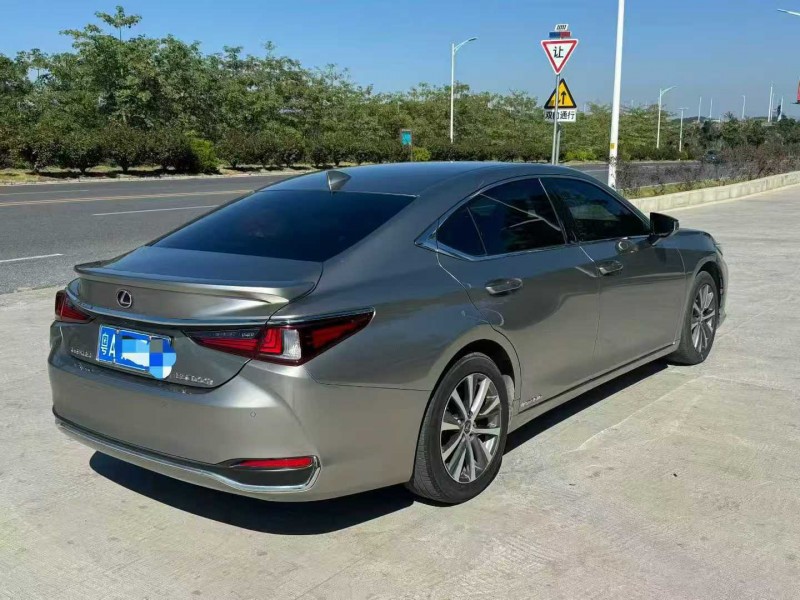 广州21年雷克萨斯ES7