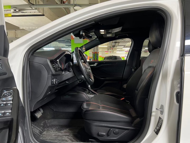 成都22年福特福克斯3