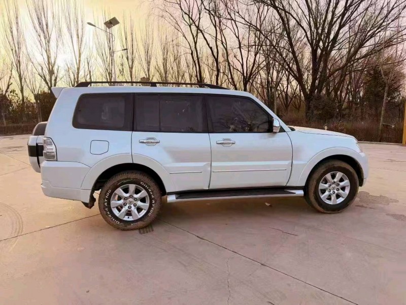 太原20年三菱帕杰罗4