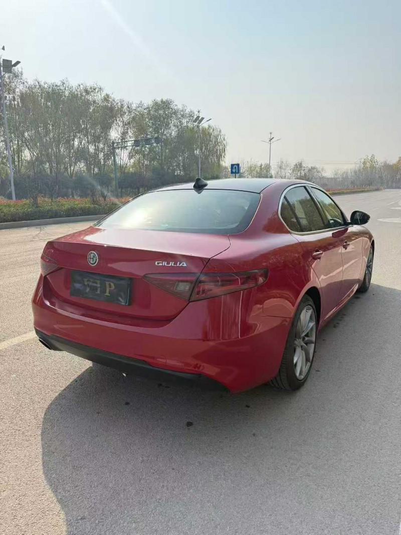 东营17年阿尔法·罗密欧Giulia7