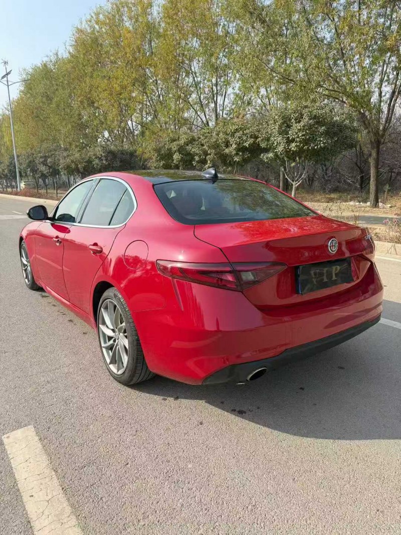东营17年阿尔法·罗密欧Giulia8