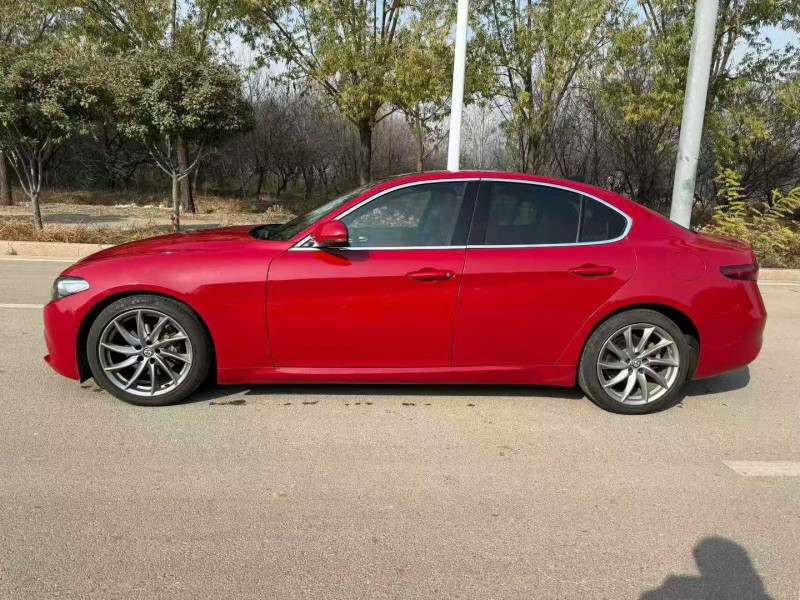 东营17年阿尔法·罗密欧Giulia9