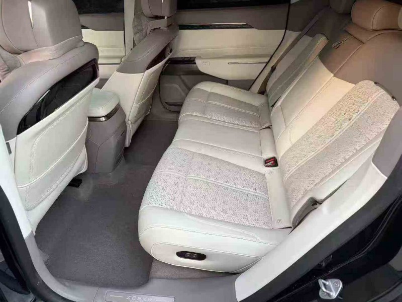 温州25年极氪汽车7X7