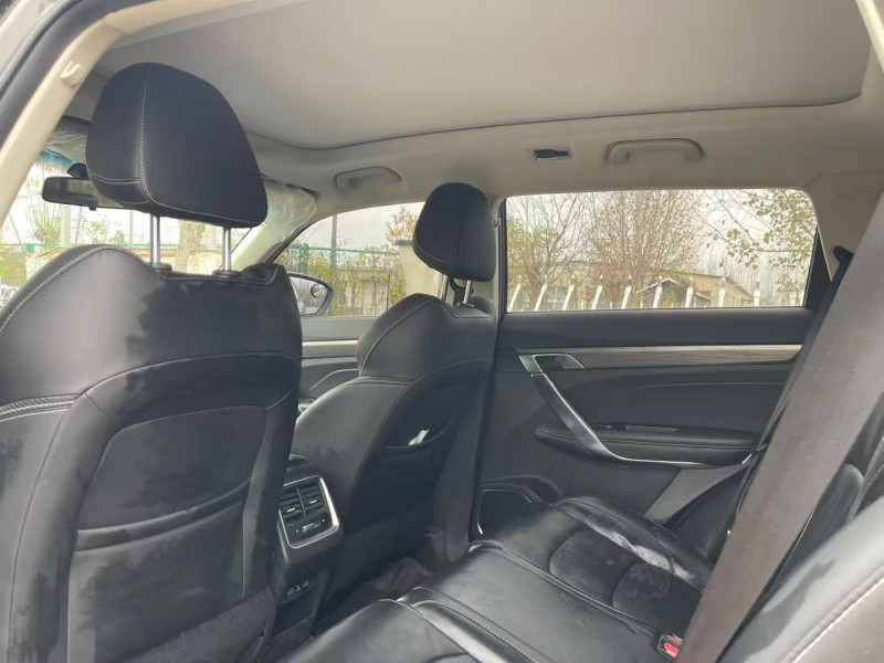 济宁21年吉利博越5