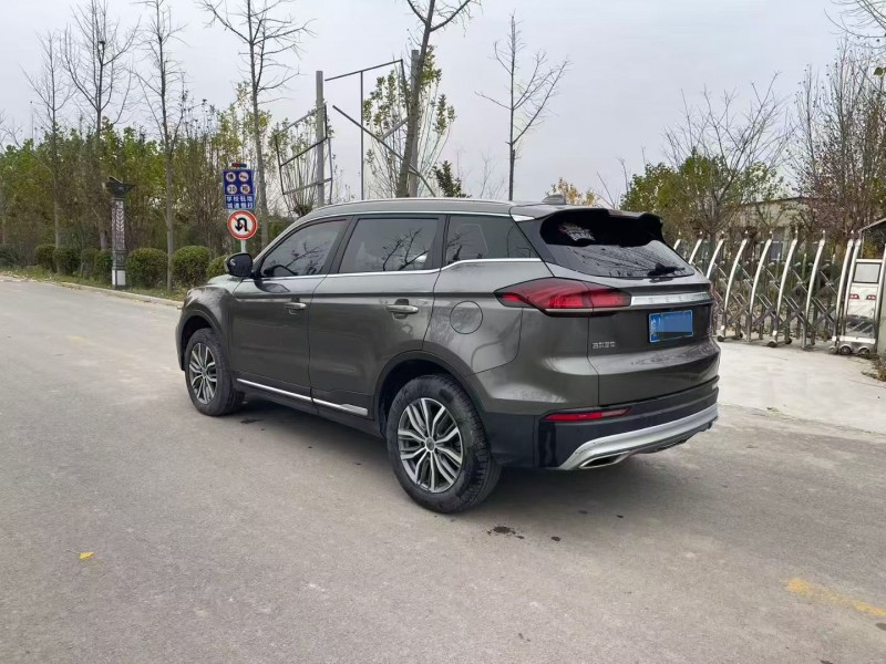 济宁21年吉利博越8