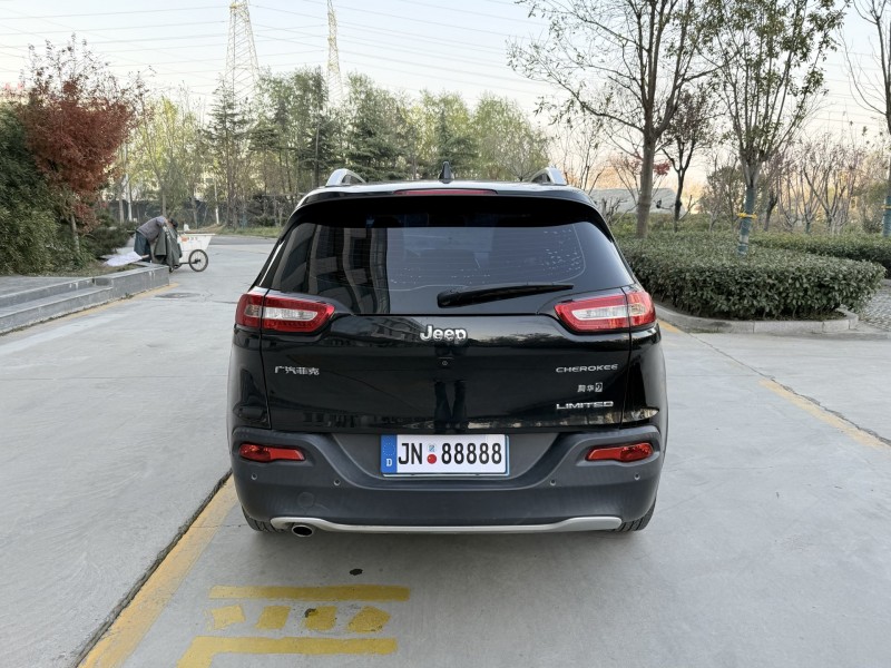 济宁20年Jeep自由光9