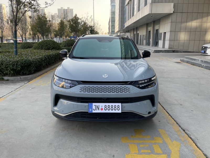 济宁25年零跑汽车C111