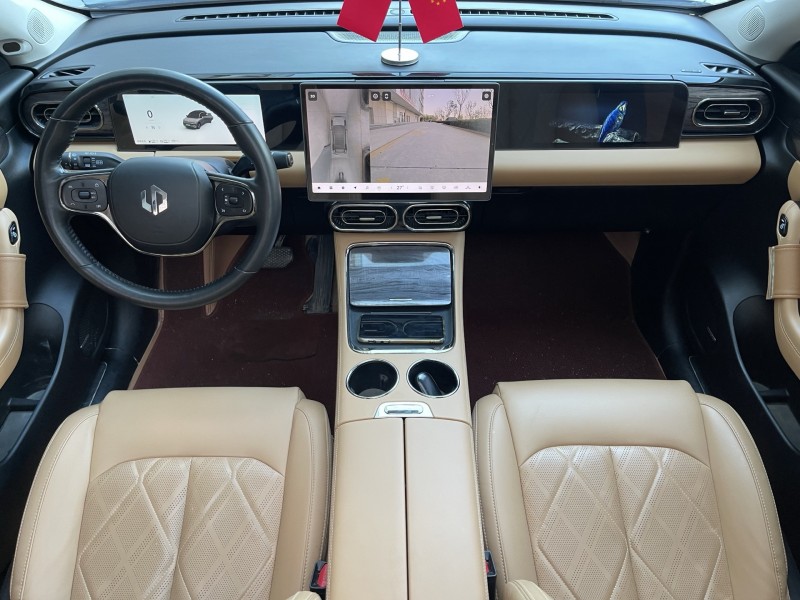 济宁25年零跑汽车C114