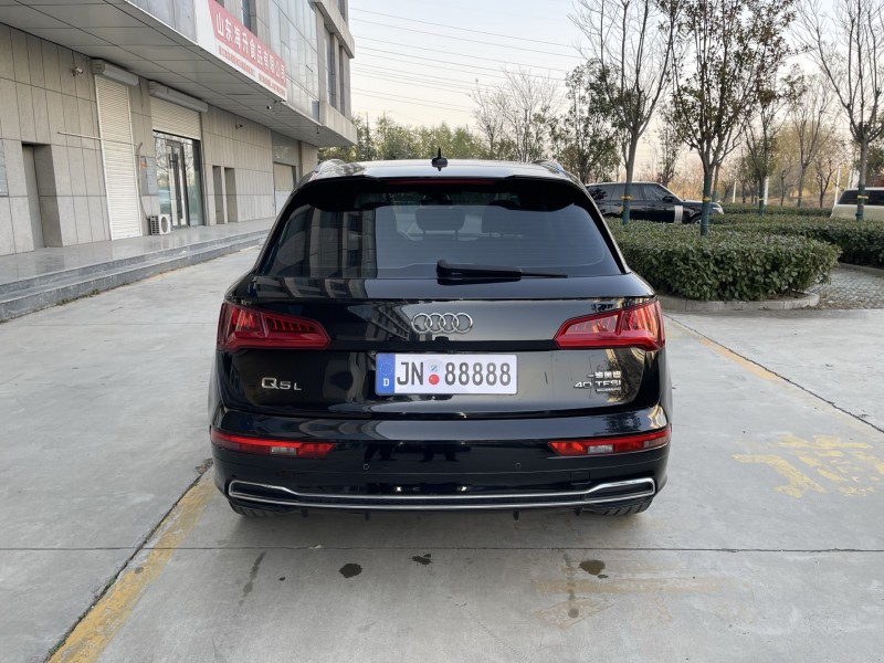 济宁19年奥迪Q56