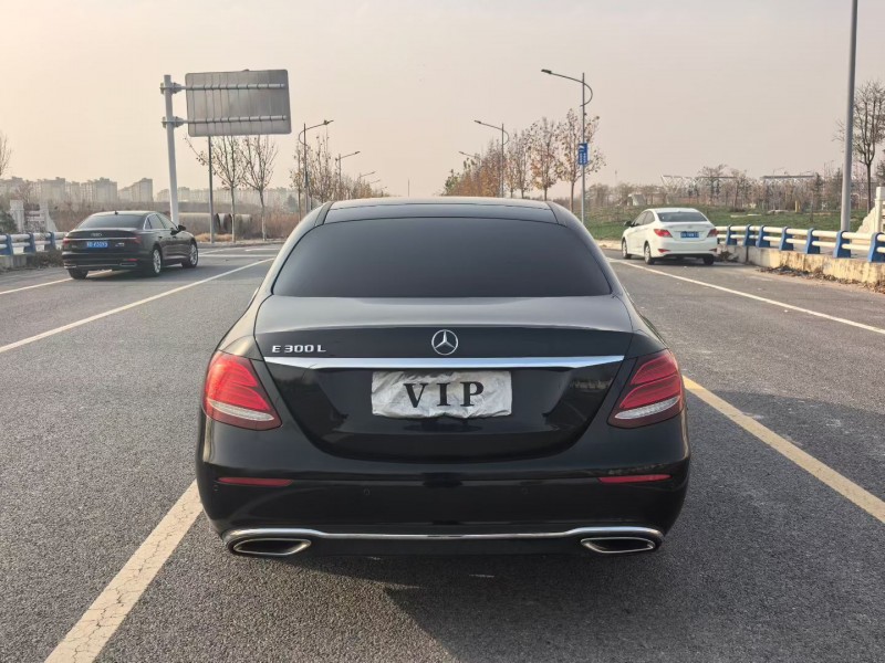郑州17年奔驰E8