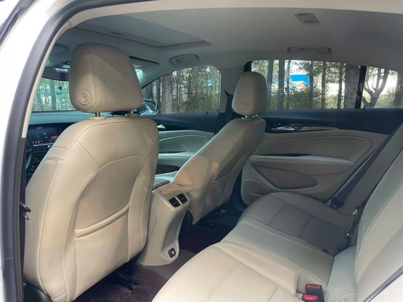 济宁21年别克君威5