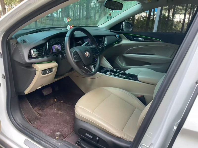 济宁21年别克君威6