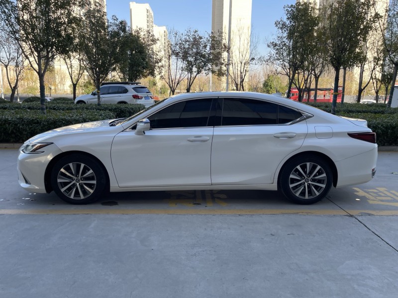 济宁19年雷克萨斯ES7