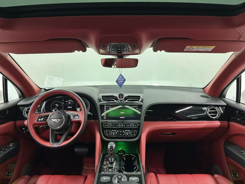 唐山21年宾利添越5