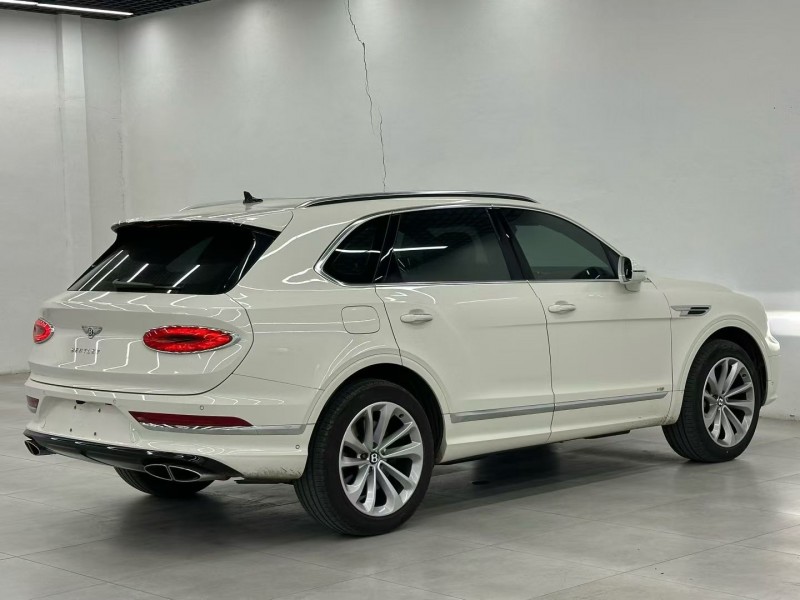 唐山21年宾利添越7