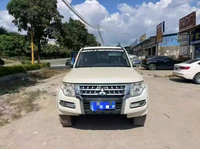 广州19年三菱帕杰罗1