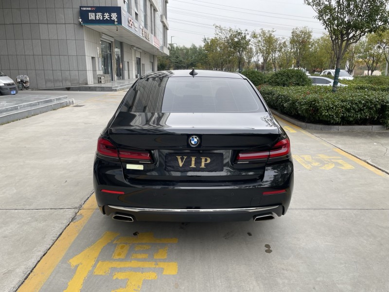 济宁22年宝马5系9
