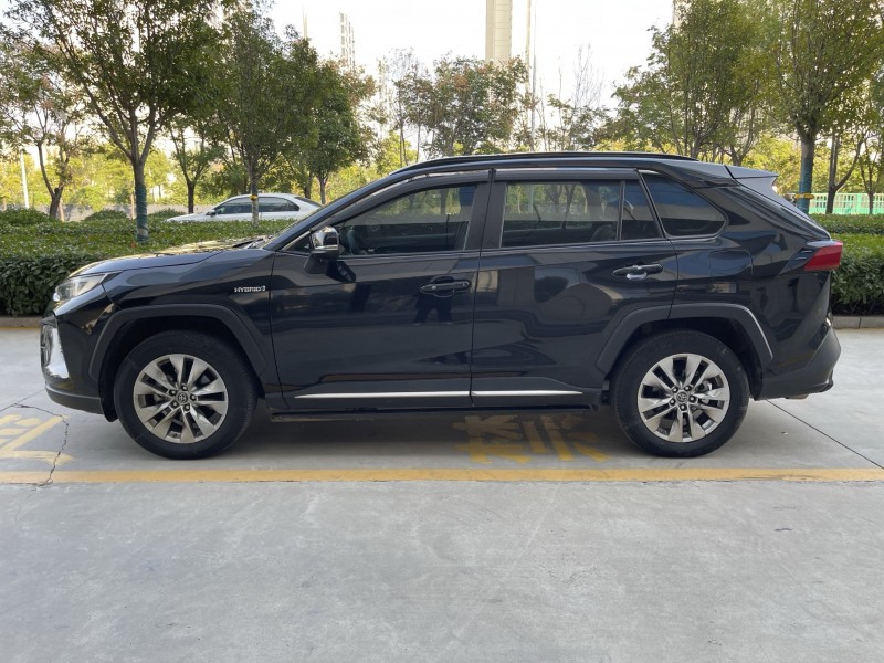 济宁21年丰田威兰达8