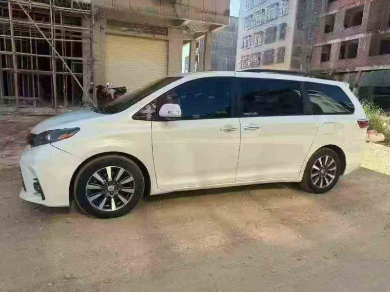 梧州16年丰田塞纳2