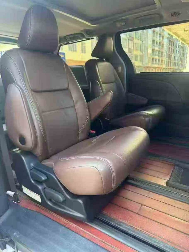 梧州16年丰田塞纳8