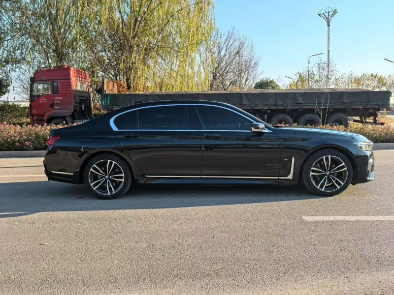 济宁21年宝马7系9