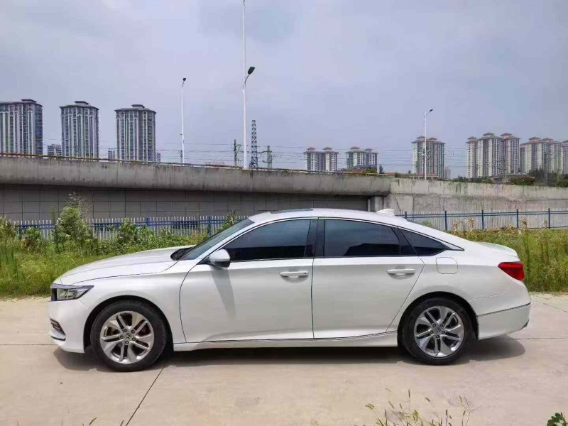 襄阳21年本田雅阁8