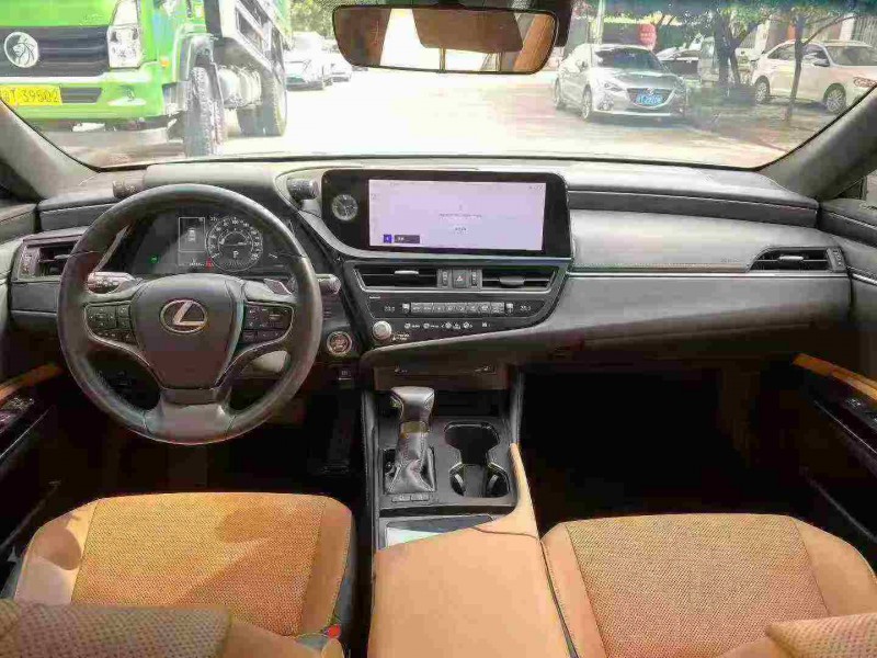 中山23年雷克萨斯ES5