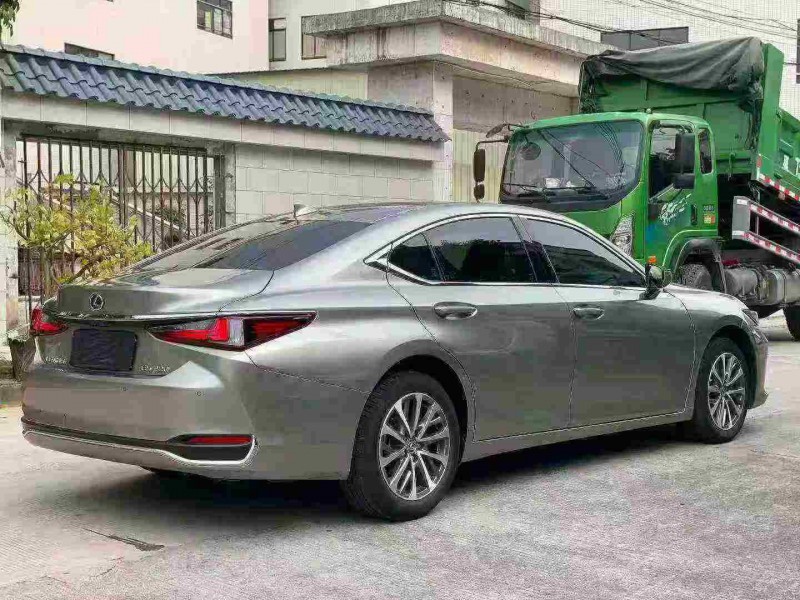 中山23年雷克萨斯ES7