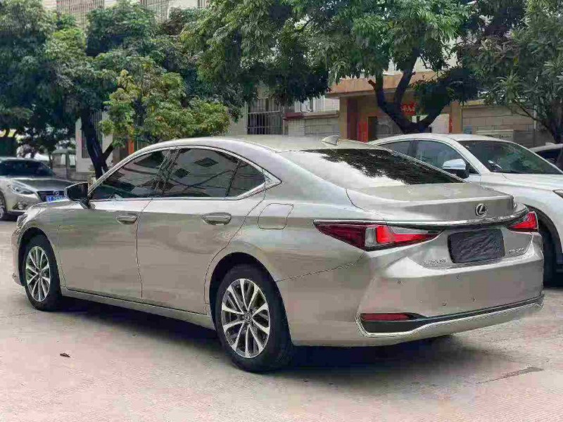 中山23年雷克萨斯ES8