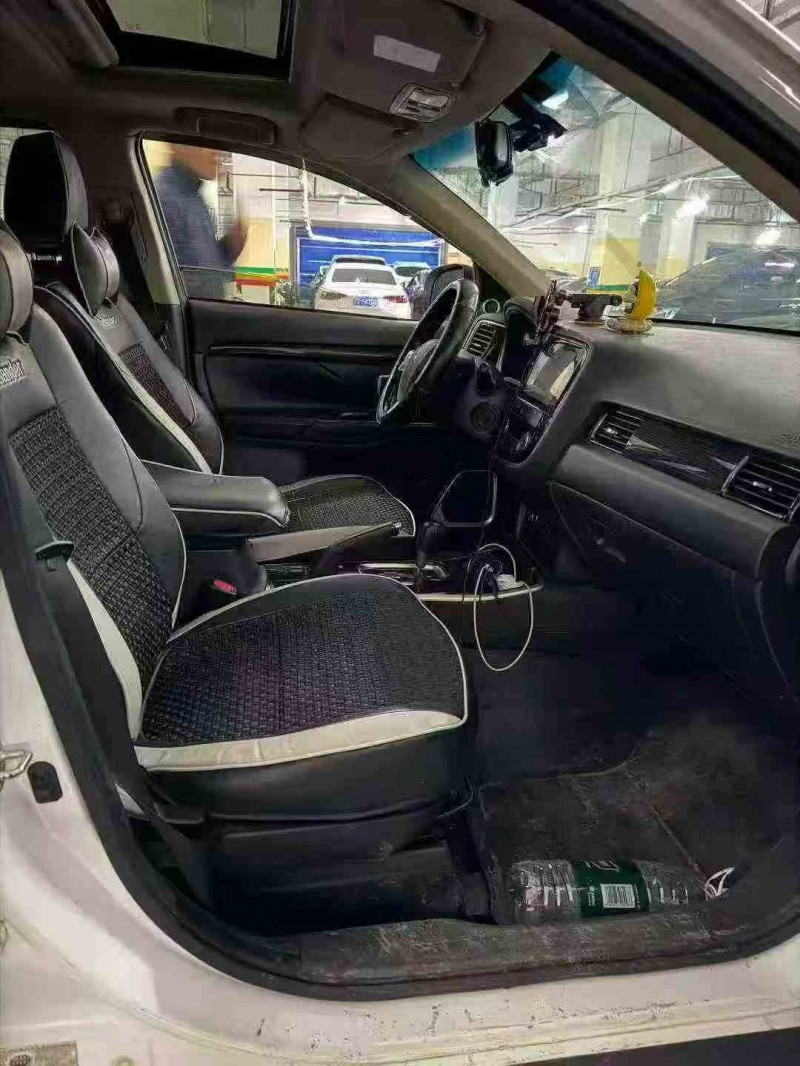 重庆18年三菱欧蓝德4