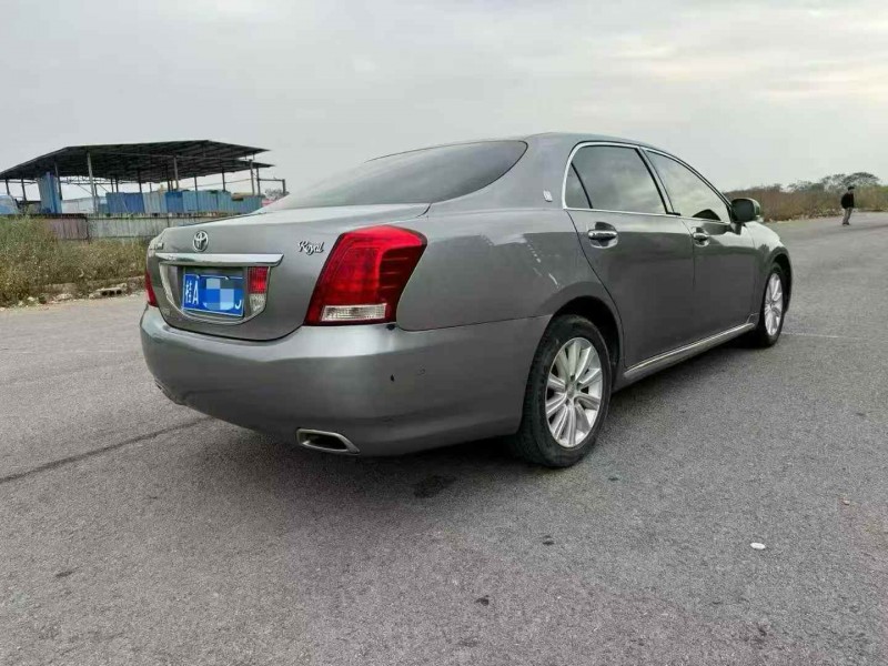 桂林12年丰田皇冠8