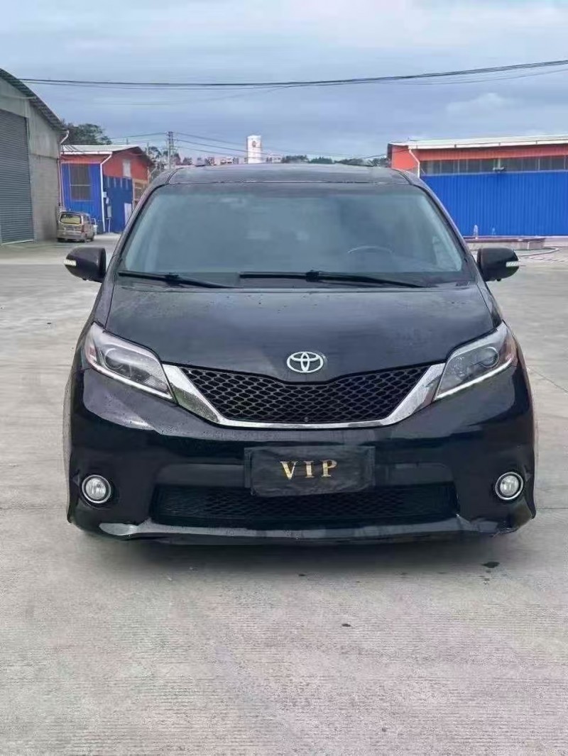 南宁17年丰田塞纳1