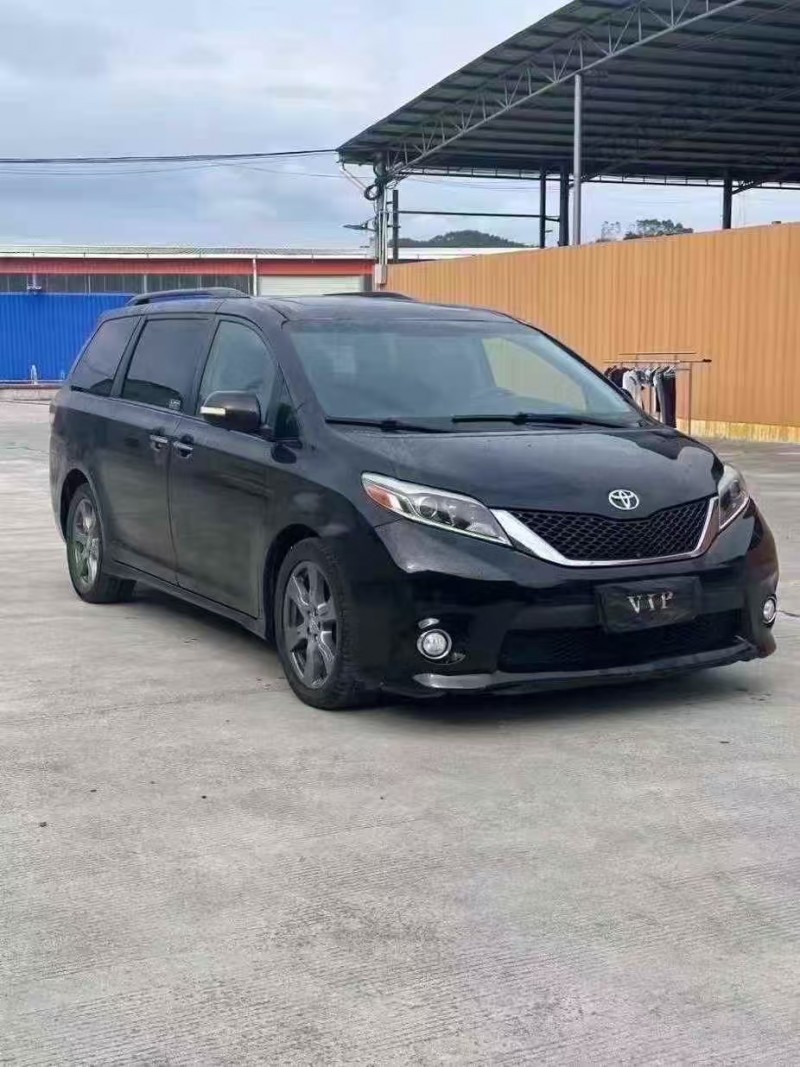 南宁17年丰田塞纳2