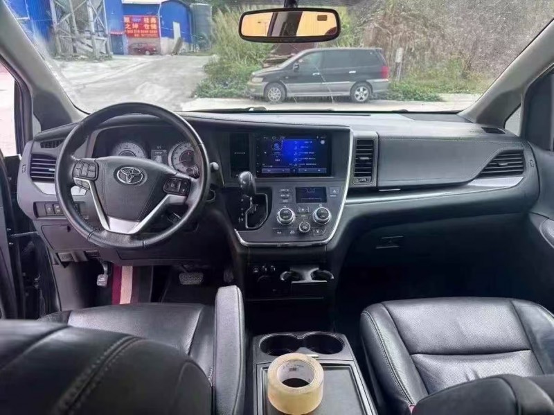 南宁17年丰田塞纳4