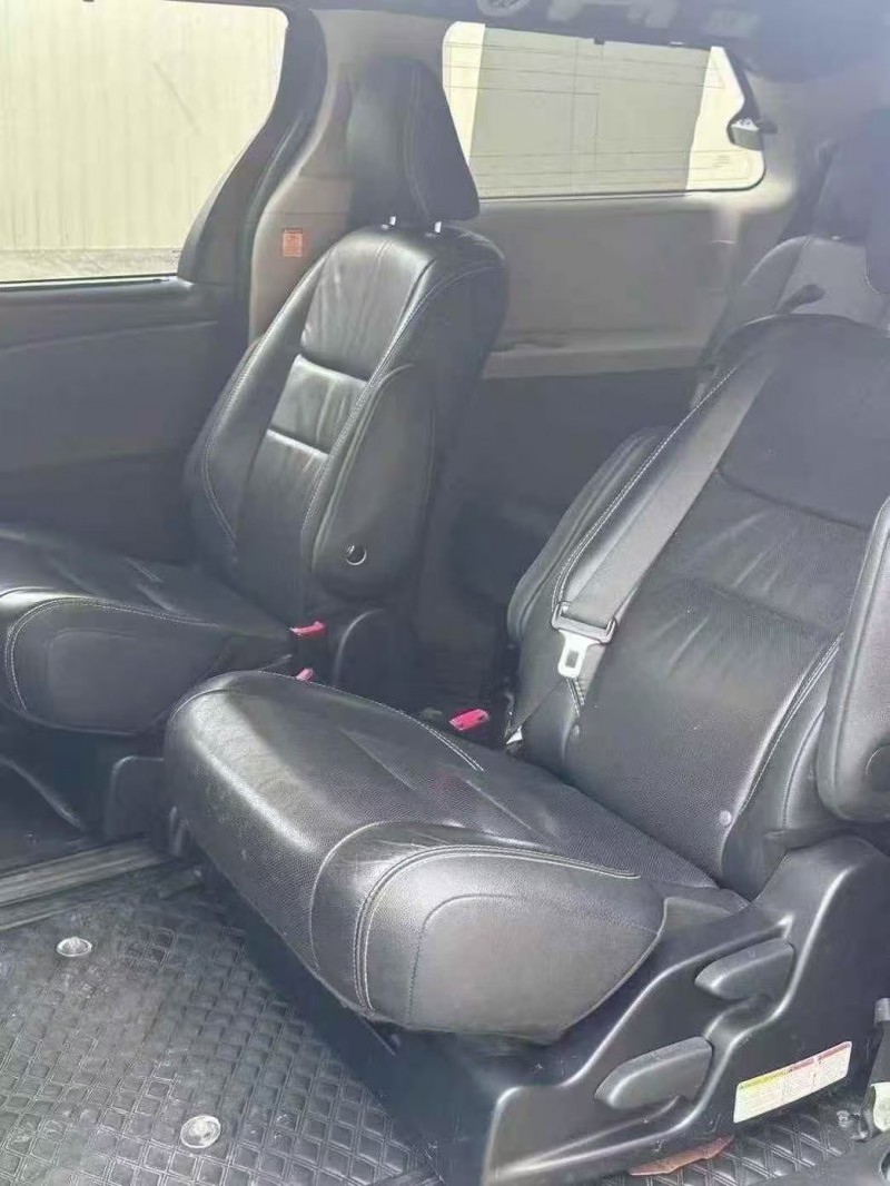 南宁17年丰田塞纳5