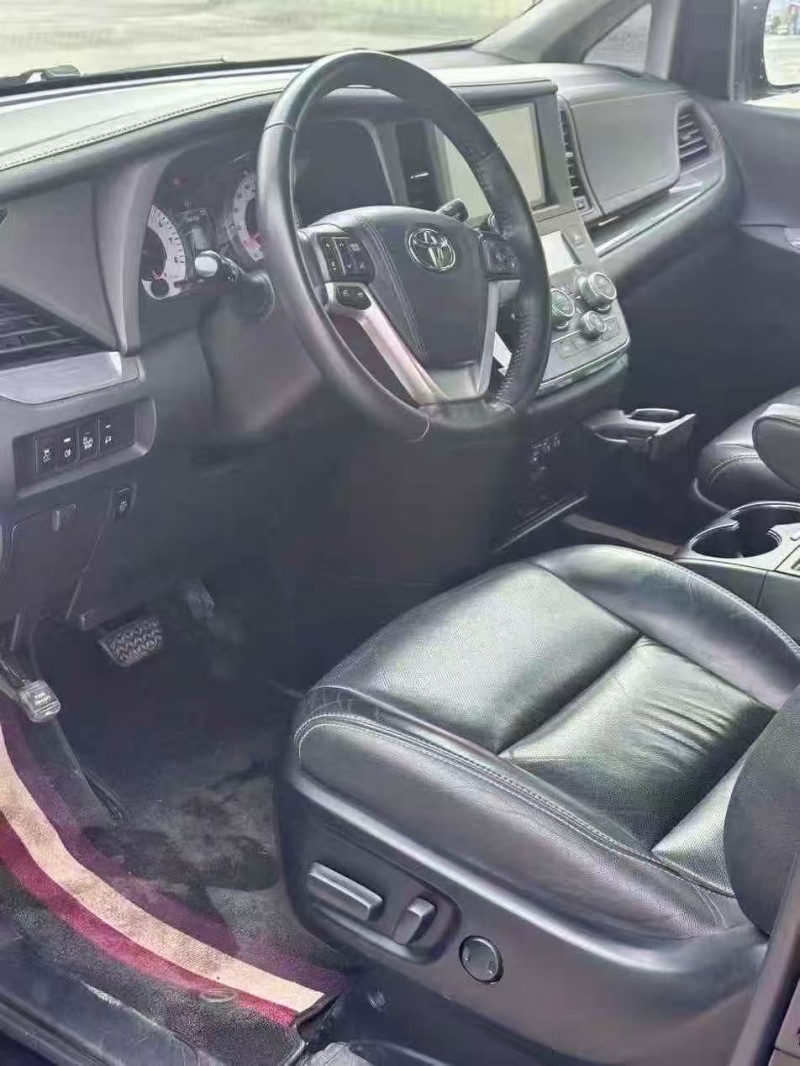 南宁17年丰田塞纳6