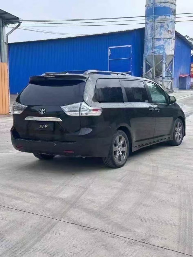 南宁17年丰田塞纳7