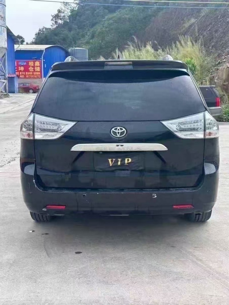 南宁17年丰田塞纳8