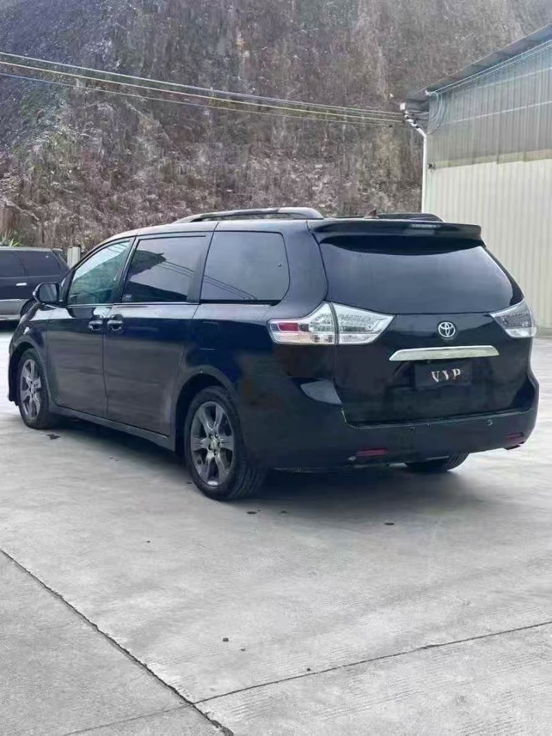 南宁17年丰田塞纳9