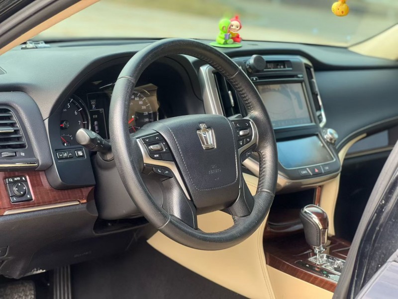 汕头17年丰田皇冠5