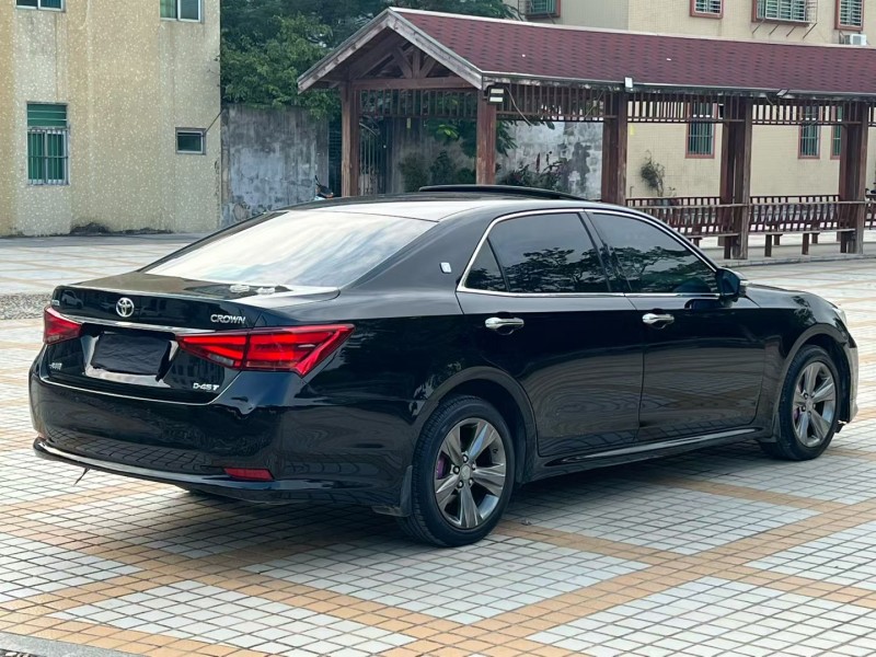 汕头17年丰田皇冠8