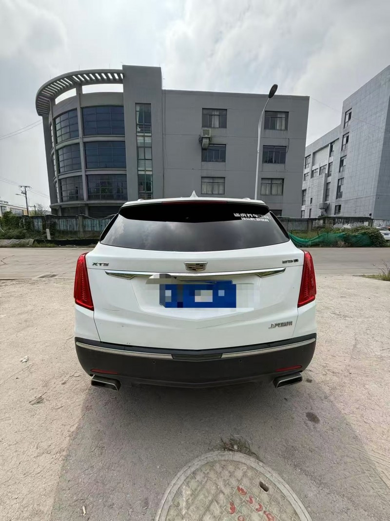 绍兴17年凯迪拉克XT54