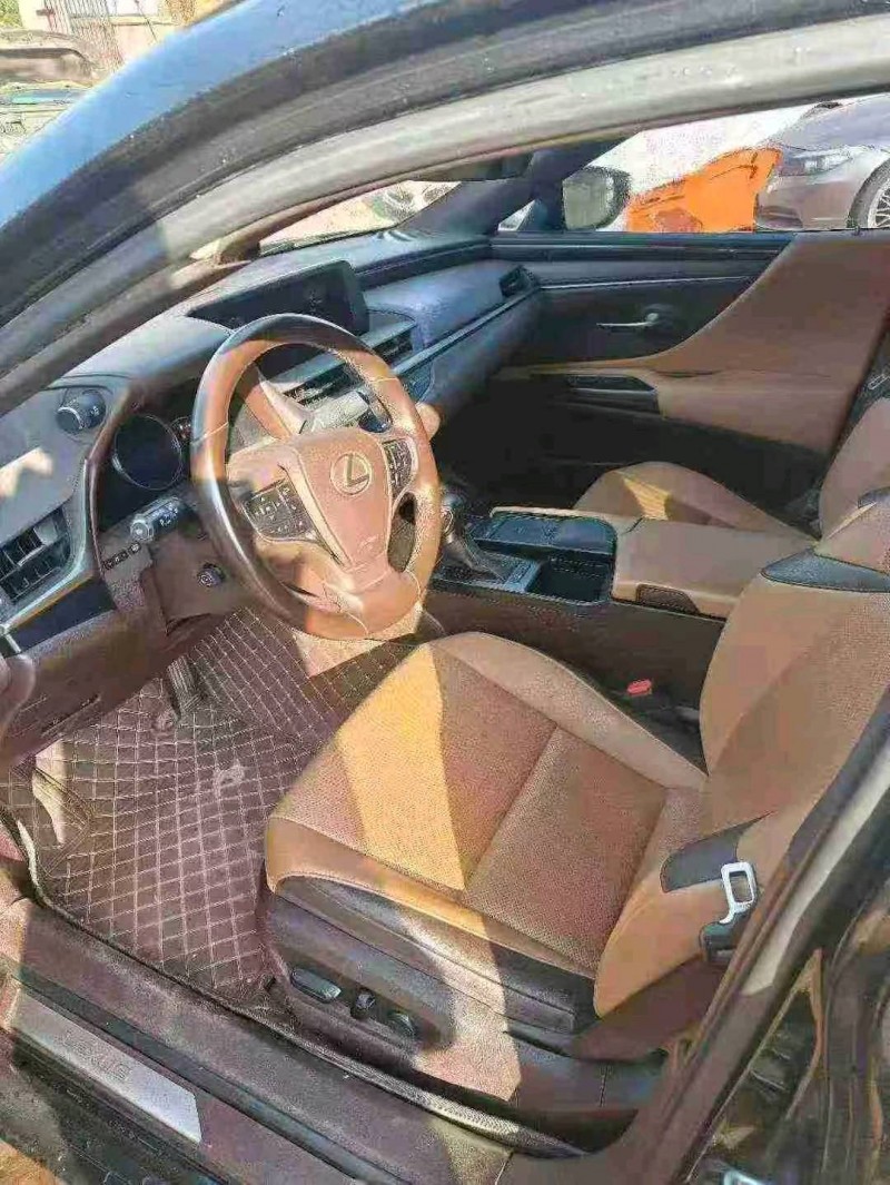 九江20年雷克萨斯ES8