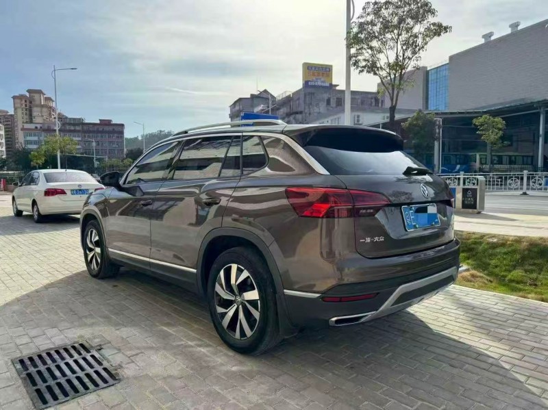 东莞20年大众探岳8