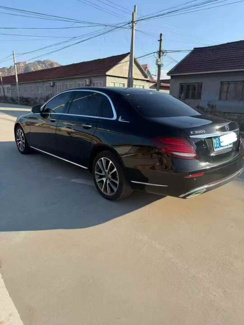 济宁18年奔驰E8