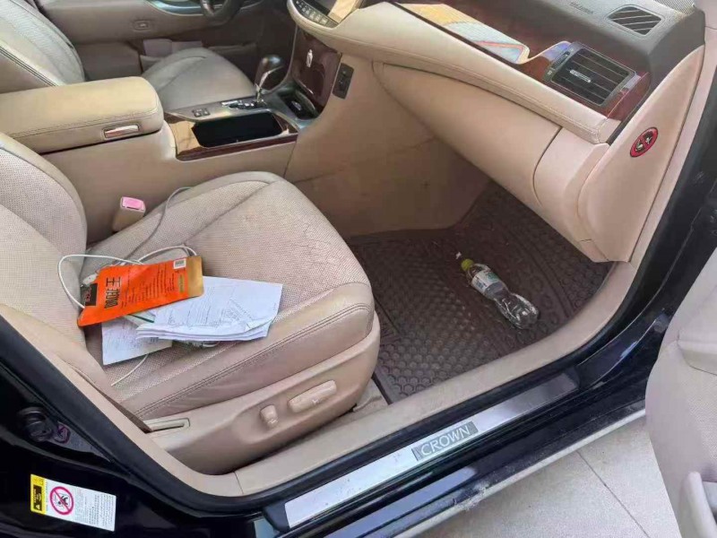 东营13年丰田皇冠6