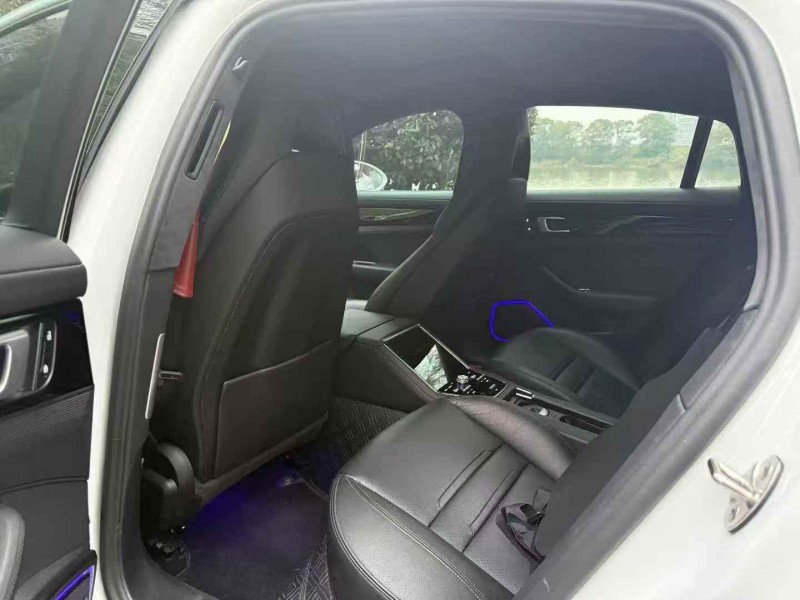 吉安22年保时捷帕拉梅拉5