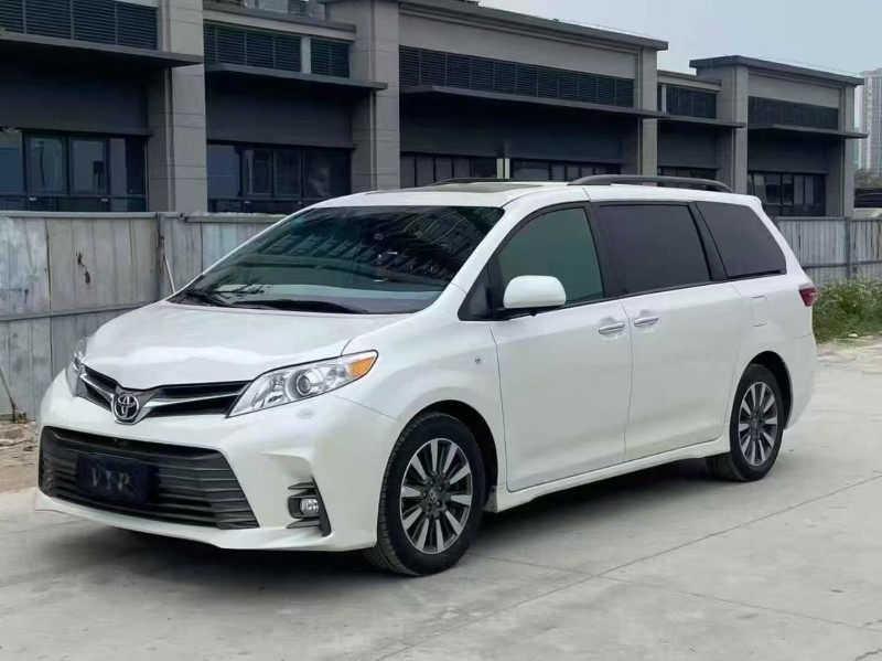 南宁21年丰田塞纳2